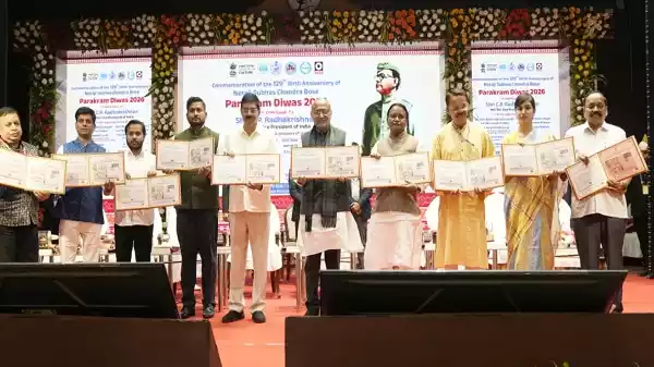 Vice President paying tribute to Netaji Subhas Chandra Bose at Cuttack museum