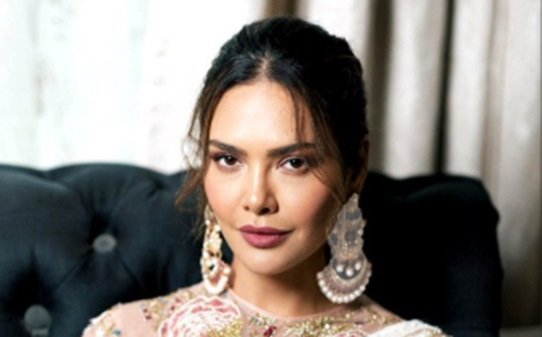 Esha Gupta stranded UAE
