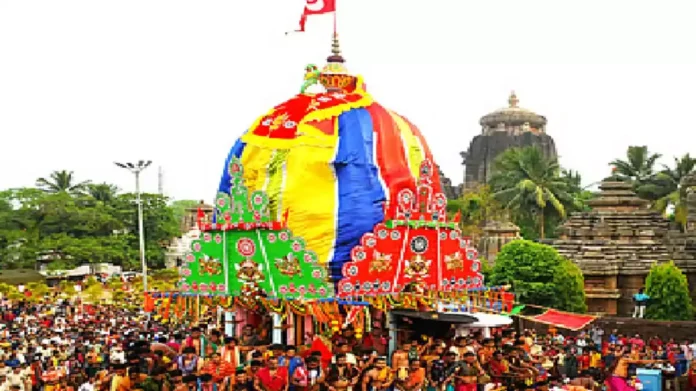 Lingaraj Temple Rukuna Rath Yatra chariot with devotees pulling during Ashokastami festival in Bhubaneswar Lingaraj Temple Rukuna Rath Yatra chariot with devotees pulling during Ashokastami festival in Bhubaneswar